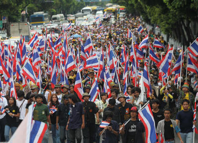อาชีวะทุบตำรวจขณะเดินปักธง