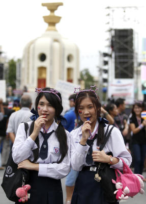 บรรยากาศการชุมนุมคัดค้านพรบนิโทษกรรม บริเวณถนนราชดำเนิน