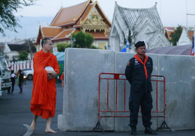 พระสงฆ์วัดเบญจมบพิตร ออกบิณทบาตร