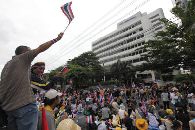 เครือข่ายนักศึกษาประชาชนปฏิรูปประเทศไทย (คปท.) นำมวลชนเคลื่อนขบวนจากเวทีหน้ากองบัญชาการกองทัพบก ไปหน้าพรรคเพื่อไทยนำแผ่นป้ายผ้าขนาดใหญ่ เขียนคำว่า "นายกรัฐมนตรี ประธานรัฐสภา ประธานวุฒิสภา หัวหน้าพรรคเพื่อไทย 312 ส.ส.-ส.ว.ที่ลงมติ" อยู่ในลูกกรง คลุมทับป้ายพรรคเพื่อไทย และนายนิติธร ล้ำเหลือ ที่ปรึกษาคปท. ได้นำโบว์สีดำจำนวนมากมาวางไว้บริเวณหน้าป้ายพรรค พร้อมกล่าวว่า พาผู้ชุมนุมเดินทางมาที่นี่เพราะเป็นที่ทำงานของกบฎ ทรราชย์ และซ่องโจร และในอาทิตย์หน้าจะนำมวลชนมาปลดป้ายชื่อพรรค