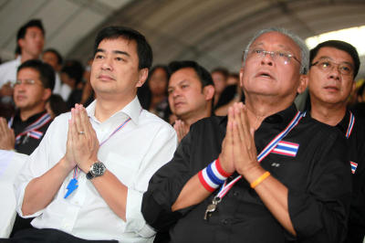 นายสุเทพ เทือกสุบรรณ แกนนำคัดค้านพรบนิรโทษกรรมพร้อมนายอภิสิทธิ์ เวชชาชีวะ หัวหน้าพรรคประชาธิปัตย์ นำมวลชนทำบุญเพื่อเป็นสิริมงคล โดยมีการตักบาตรพระสงฆ์109รูป ที่บริเวณอนุสาวรีย์ประชาธิปไตย