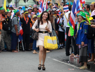 มวลชนกลุ่มกองทัพประชาชนโค่นล้มระบอบทักษิณประมาณ500คน ได้ปิดล้อมและให้ข้าราชการกระทรวงเกษตรและสหกรณ์ออกจากกระทรวงฯ ก่อนที่จะนำกุญแจมาล๊อกประตูรั้วเหล็ก ที่กระทรวงเกษตรและสหกรณ์a