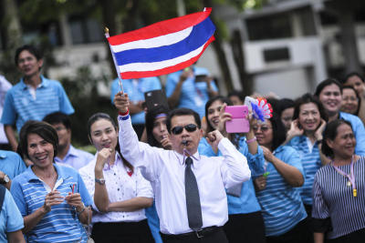 กลุ่มสมาพันธ์แรงงานรัฐวิสาหกิจสัมพันธ์ เคลื่อนที่จากกระทรวงการคลังเพื่อไปยังการประปานครหลวง,การประปาส่วนภูมิภาค,การไฟฟ้าส่วนภูมิภาค เพื่อเชินชวนให้พนักงานรัฐวิสาหกิจออกมาร่วมชุมนุมขับไล่ระบอบทักษิณ