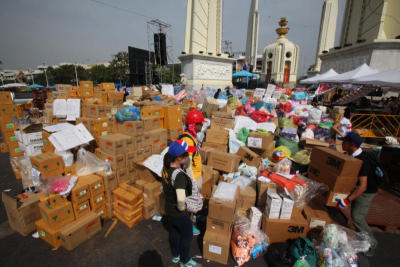 เวทีราชดำเนิน แจกอุปกรณ์ป้องกัน