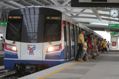 รถไฟฟ้ามหานครเปิดเดินทางถึงสถานีบางหว้าในวันที่ 5 ธันวาคม เป็นวันแรก