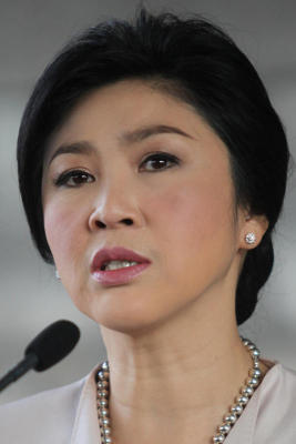 ยิ่งลักษณ์ ชินวัตร ประชุมครม.นัดพิเศษ ที่สโมสรกองทัพบก