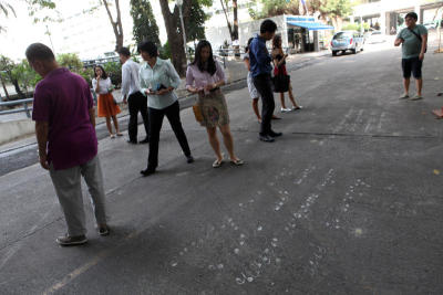 ข้าราชการกระทรวงการคลังยืนอ่านข้อความโจมตีรัฐบาล