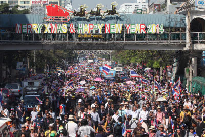 สุเทพนำขบวนเดินเชิญชวนชาวกรุงชุมนุมใหญ่วันที่ 22