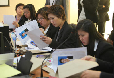 คณะกรรมการการเลือกตั้ง หรือ กกต. ย้ายสถานที่ในการรับสมัคร ส.ส.แบบบัญชีรายชื่อ มาที่ สน.ดินแดง ขณะเดียวกันก็มีพรรคการเมืองเดินทางมาแจ้งความที่ สน.ดินแดง เนื่องจากไม่สามารถเข้าไปสมัครรับเลือกตั้งที่อาคารกีฬาเวสน์ 2 สนามไทย-ญี่ปุ่น ดินแดง