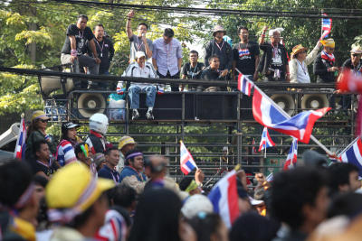 ปิดล้อมโรงพัก