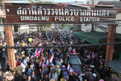 คณะกรรมการการเลือกตั้ง หรือ กกต. ย้ายสถานที่ในการรับสมัคร ส.ส.แบบบัญชีรายชื่อ มาที่ สน.ดินแดง ขณะเดียวกันก็มีพรรคการเมืองเดินทางมาแจ้งความที่ สน.ดินแดง เนื่องจากไม่สามารถเข้าไปสมัครรับเลือกตั้งที่อาคารกีฬาเวสน์ 2 สนามไทย-ญี่ปุ่น ดินแดง