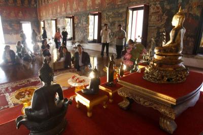 นบพระนวรัฐ พระปฏิมา ๙ แผ่นดิน