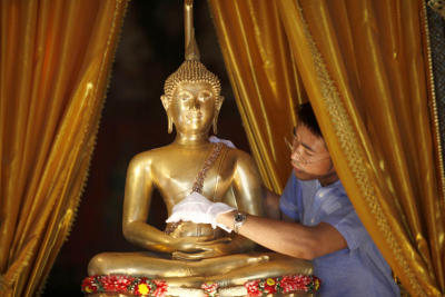นบพระนวรัฐ พระปฏิมา ๙ แผ่นดิน