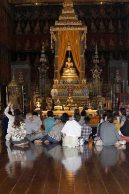 นบพระนวรัฐ พระปฏิมา ๙ แผ่นดิน