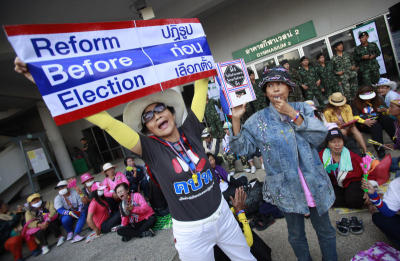 คปทปิดล้อมสนามไทยญี่ปุ่น