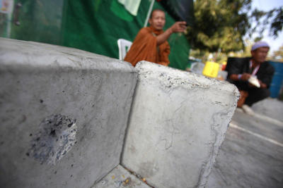 ตำรวจตรวจที่เกิดเหตุการ์ดคปทโดนยิงที่สะพานชมัยฯ