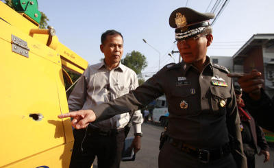 ตำรวจตรวจที่เกิดเหตุการ์ดคปทโดนยิงที่สะพานชมัยฯ