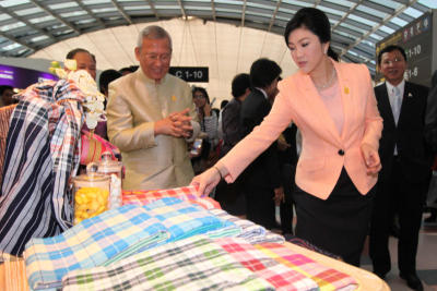 นายกเปิดงานโอท็อปและตรวจเยี่ยมเจ้าหน้าที่ ท่าอากาศยานสุวรรณภูมิ