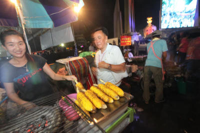 ภาพอาหารและบรรยากาศในที่ชุมนุมบริเวณราชดำเนิน For Life