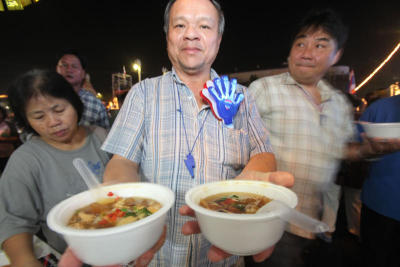 ภาพอาหารและบรรยากาศในที่ชุมนุมบริเวณราชดำเนิน For Life