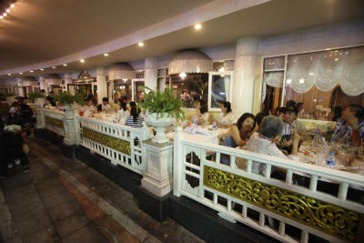 ภาพอาหารและบรรยากาศในที่ชุมนุมบริเวณราชดำเนิน For Life