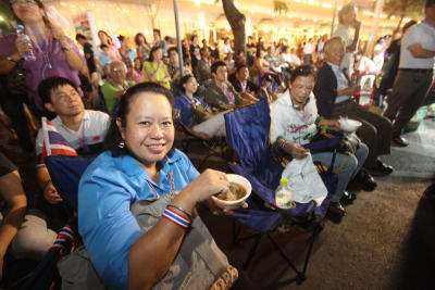 ภาพอาหารและบรรยากาศในที่ชุมนุมบริเวณราชดำเนิน For Life