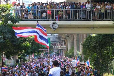 ลุงกำนันสุเทพนำมวลชนจากเวทีอโศกเดินชวนปิดกทม.เส้นทางอโศก สุขุมวิท ทองหล่อ เพชรบุรี และ เอกมัย