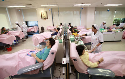 ประชาชนเข้าบริจาคโลหิต ที่สภากาชาติไทย