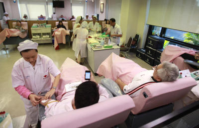 ประชาชนเข้าบริจาคโลหิต ที่สภากาชาดไทย