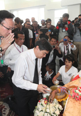 รดน้ำศพ ประคอง ชูจันทร์