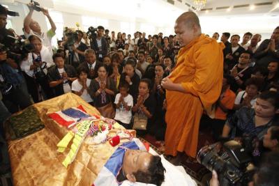 นายประคอง ชูจันทร์ ที่เสียชีวิตจากเหตุระเบิดที่ถนนบรรทัดทอง ออกจาก โรงพยาบาลรามาธิบดี ไปวัดเทพศิรินทร์ ศาลา 15 (เวชชาชีวะ) รดน้ำศพเวลา 16.00 น โดยบรรยากาศภายในงานศพได้มีกลุ่ม กปปส.และผู้ร่วมอุดมการณ์ ได้เดินทางมาร่วมไวอาลัย โดยมีภรรยาและลูกได้มากราบศพเป็นครั้งสุดท้าย