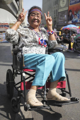 คุณยายสอิ้ง ว่องขเจน อายุ 84 ปี หญิงชราผู้ชื่นชอบติดตามการชุมนุมของกลุ่ม กปปส. บริเวณพื้นที่ชุมนุมแยกปทุมวัน
