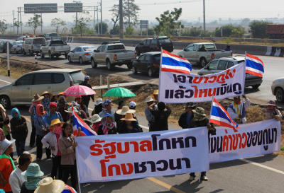 ชาวนาประท้วงปิดถนนแยกวังมะนาว