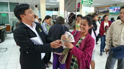 บรรยากาศการรับเงินจำนำข้าวที่ ธ.ก.ส.สาขากาฬสินธุ์