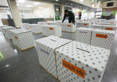 เจ้าหน้าที่สำนักงานเขตดอนเมืองกำลังเตรียบบัตรและหีบบัตรเลือกตั้ง