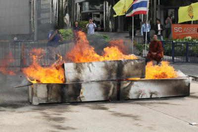 เผาประท้วง