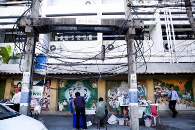 ร้องทุกข์ กทม. สายไฟฟ้าแรงสูง รกระเกะระกะ ทางเท้าที่นักเรียนเดินสัญจรไปโรงเรียนทุกวัน ที่ข้างรั้วโรงเรียนราชินี ปากคลองตลาด