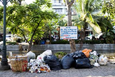 ร้องทุกข์ กทม. ทิ้งขยะบนทางเท้าริมคลองหลอด บนถนนอัษฎางค์ ใกล้ตลาดส่งเสริมการเกษตร ปากคลองตลาด ทั้งๆที่มีประกาศของทางกทม.แล้ว แต่ก็ยังมีการทิ้งขยะ