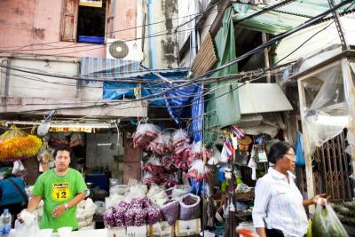 ร้องทุกข์ กทม.สายไฟพาดร้านค้า ไม่เป็นระเบียบ ดูเป็นอันตรายในตลาดยอดพิมาน ตลาดขายดอกไม้ที่ตลาดปากคลองตลาด ที่อยู่ในระดับคนเดินผ่านได้