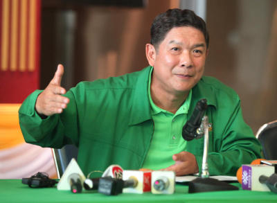 ที่ธนาคารเพื่อการเกษตรและสหกรณ์การเกษตร ได้มีการแจงการใช้เงินจ่ายจำนำข้าว โดย นายลักษณ์ วจนานวัช ผู้จัดการธนาคารเพื่อการเกษตรและสหกรณ์การเกษตร ได้แถลงการจ่ายเงินจำนำข้าวตามที่รัฐบาลเป็นผู่จัดหามาให้และการใช้เงิจากการระบายข้าวเท่านนั้น โดยไม่ใช้เงินฝากของลูกค้า เพื่อบรรเทาความเดือดร้อนของเกษตรกร