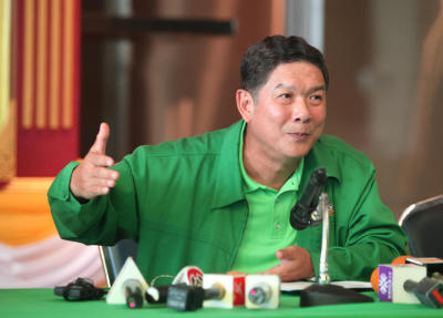 ที่ธนาคารเพื่อการเกษตรและสหกรณ์การเกษตร ได้มีการแจงการใช้เงินจ่ายจำนำข้าว โดย นายลักษณ์ วจนานวัช ผู้จัดการธนาคารเพื่อการเกษตรและสหกรณ์การเกษตร ได้แถลงการจ่ายเงินจำนำข้าวตามที่รัฐบาลเป็นผู่จัดหามาให้และการใช้เงิจากการระบายข้าวเท่านนั้น โดยไม่ใช้เงินฝากของลูกค้า เพื่อบรรเทาความเดือดร้อนของเกษตรกร