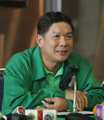 ที่ธนาคารเพื่อการเกษตรและสหกรณ์การเกษตร ได้มีการแจงการใช้เงินจ่ายจำนำข้าว โดย นายลักษณ์ วจนานวัช ผู้จัดการธนาคารเพื่อการเกษตรและสหกรณ์การเกษตร ได้แถลงการจ่ายเงินจำนำข้าวตามที่รัฐบาลเป็นผู่จัดหามาให้และการใช้เงิจากการระบายข้าวเท่านนั้น โดยไม่ใช้เงินฝากของลูกค้า เพื่อบรรเทาความเดือดร้อนของเกษตรกร