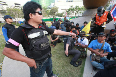 ตำรวจเข้าขอคืนพื้นที่บริเวณกระทรวงพลังงาน