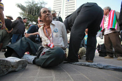 ตำรวจเข้าขอคืนพื้นที่บริเวณกระทรวงพลังงาน