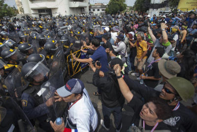 กองกำลังตำรวจ 14 กองร้อย าจก ศรส. เข้ายึดพื้นที่กองทัพธรรมที่บริเวณสะพานผ่านฟ้า