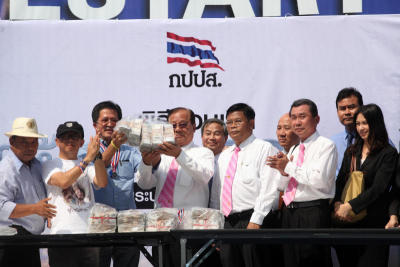 กปปส มอบเงินช่วยชาวนา 25 ล้านบาทผ่านสภาทนายความ