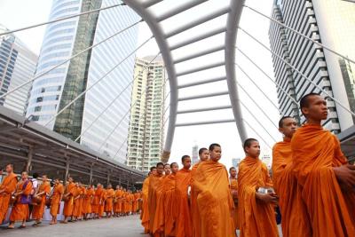 ตักบาตรลอยฟ้าเฉลิมพระเกียรติ