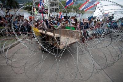 ชาวนาบุกสป.กห.