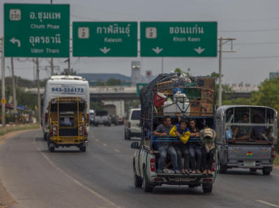 ประชาชนเดินทางกลับภูมิลำเนาถึงถนนมิตรภาพ