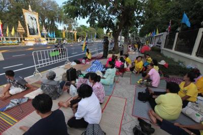 พสกนิกรล้นหลาม รอรับเสด็จ...ในหลวง